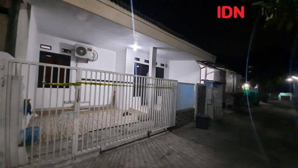Kediaman anggota polisi yang ditemukan meninggal di Perumahan Villa Pertiwi, Kecamatan Cilodong, Kota Depok. (IDNTimes/Dicky)