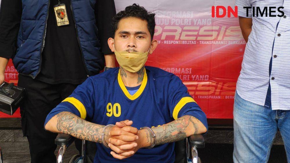 Pelaku pembunuhan berinsial FR saat diamankan di Polres Metro Depok. (IDNTimes/Dicky)