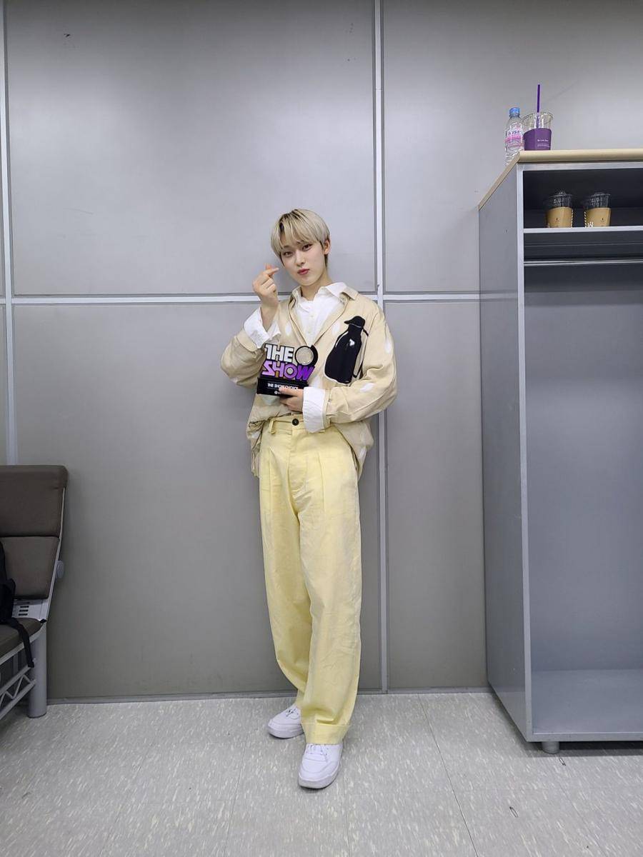 colorfull outfit ala ENHYPEN (twitter.com/ENHYPEN_members)