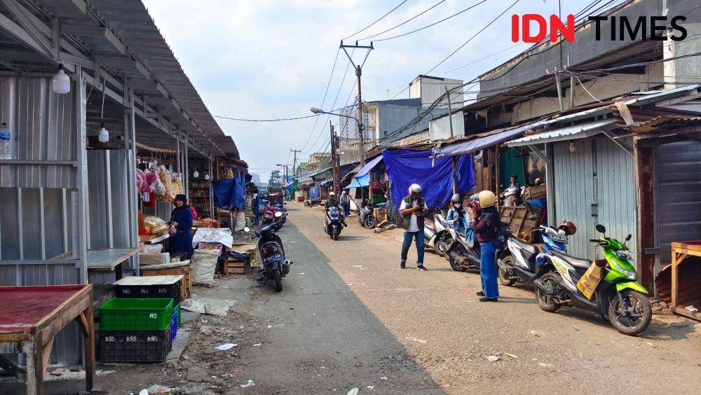 Kondisi lapak para pedagang yang gagal ditertibkan Satpol PP Kota Depok di dekat Pasar Kemirimuka Kota Depok. (IDNTimes/Dicky)