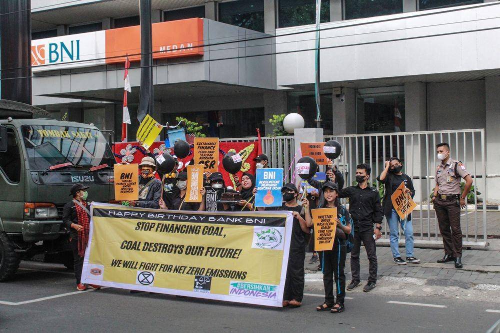 Kantor BNI di Medan didemo pegiat lingkungan, Selasa (5/6/2022). Mereka mendesak BNI menyetop pembiayaan untuk industri batu bara. (Istimewa)
