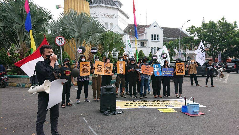 Pegiat di Medan menggelar unjuk rasa, Selasa (5/7/2022). Mereka mendesak BNI menyetop pembiayaan untuk industri batu bara. (Istimewa)