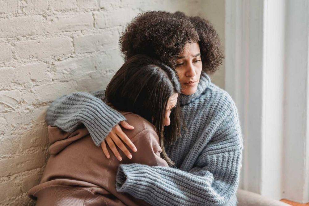 ilistrasi menghibur teman (pexels.com/Liza Summer)