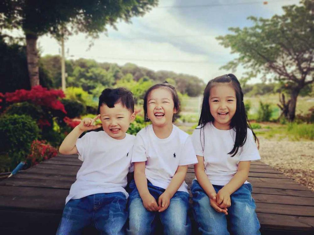 9 Potret Manis Trio Yoon TROS, Anak-Anak dari Aktor Yoon Sang Hyun