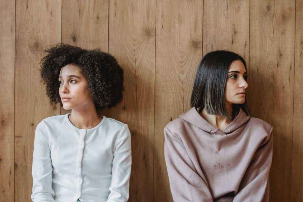 ilustrasi bertengkar sama teman (pexels.com/Liza Summer)