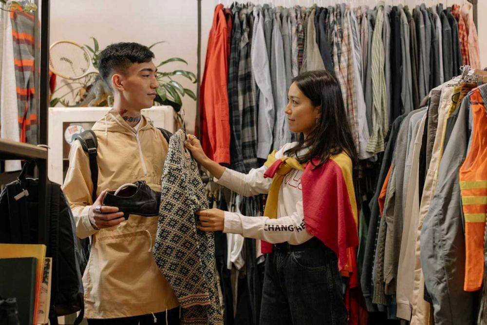 ilustrasi belanja bareng doi (pexels.com/cottonbro)