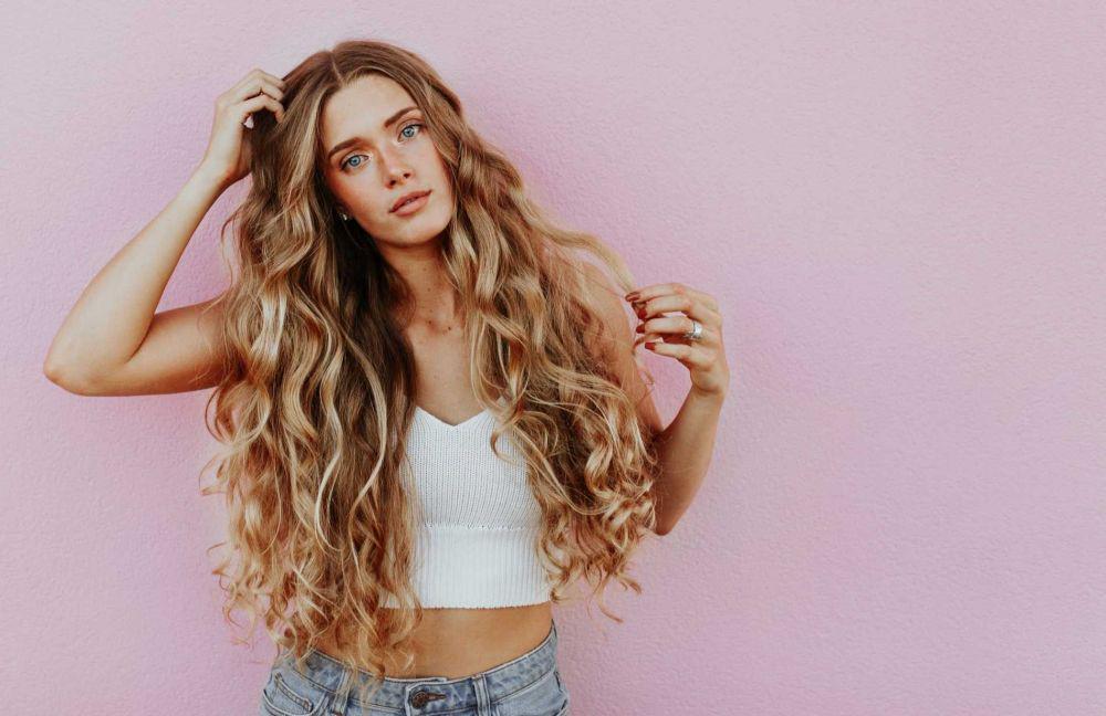 7 Tips Merawat Rambut Ikal dan Bergelombang agar Lebih Sehat