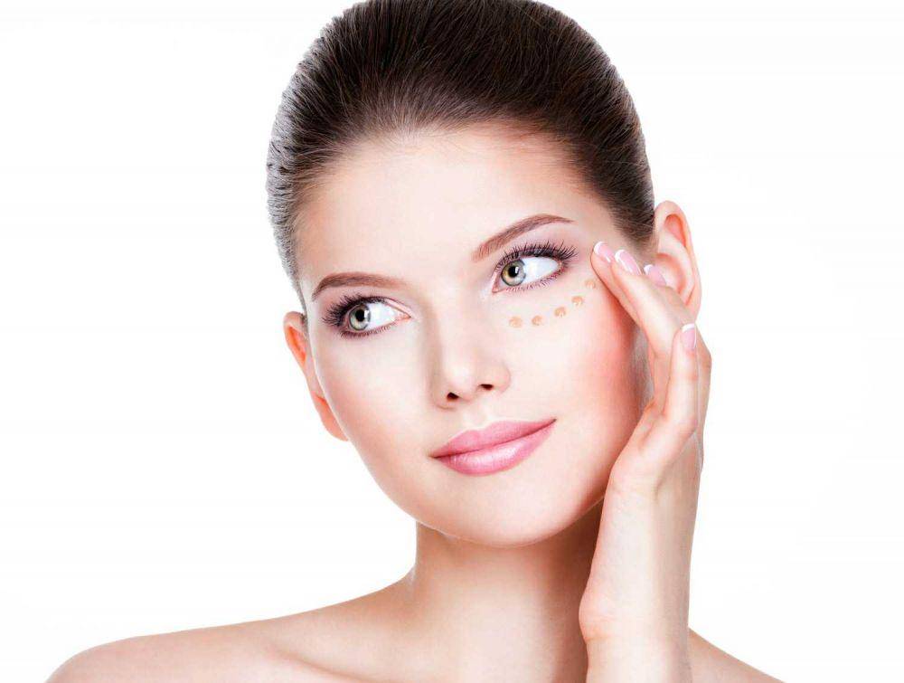 ilustrasi penggunaan eye serum (freepik.com/valuavitaly)