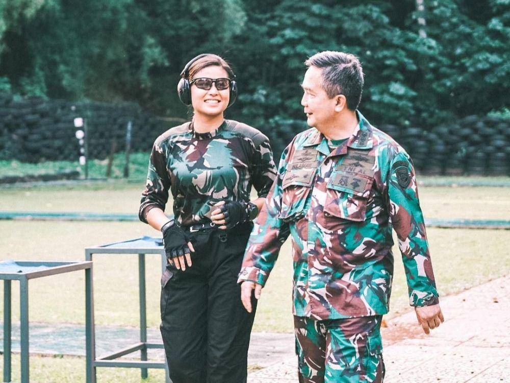 potret Awkarin dan ayah (instagram.com/awkarin)