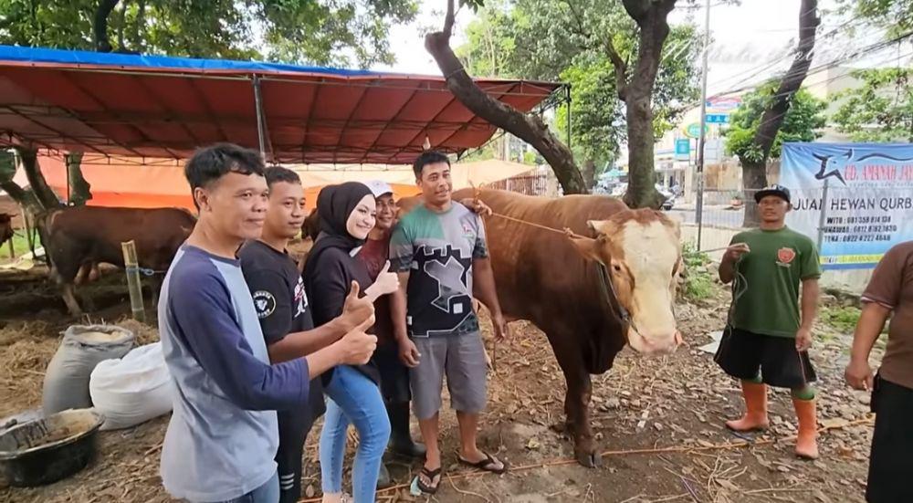 Momen Nathalie Holscher cari sapi kurban. (youtube.com/NATHALIE HOLSCHER)