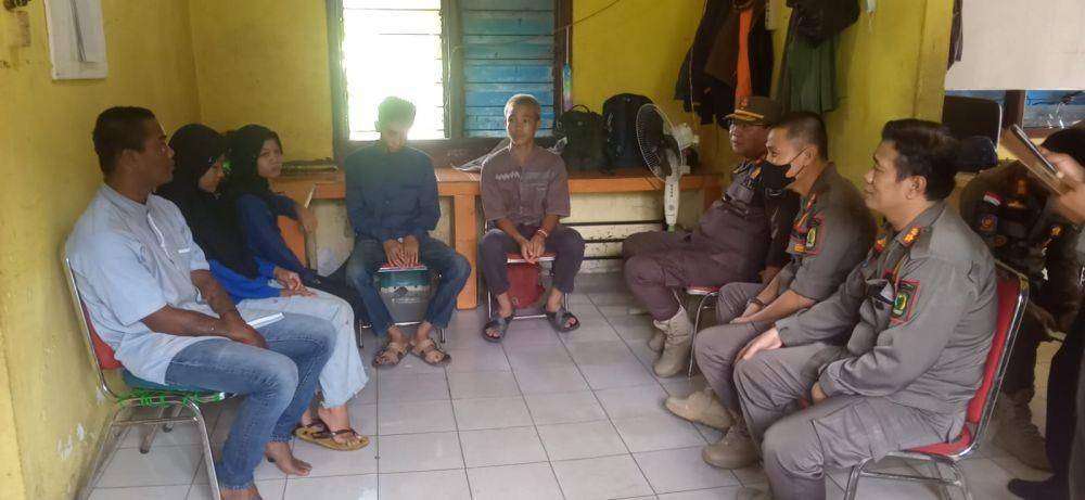 (Satpol PP Muba saat memberikan pembinaan terhadap beberapa anak punk) IDN Times/Istimewa