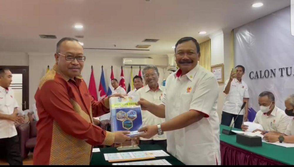 Sekda NTB menyerahkan berkas dokumen persyaratan pencalonan menjadi tuan rumah PON 2028 di Jakarta, Selasa (5/7/2022). (Dok. Istimewa)