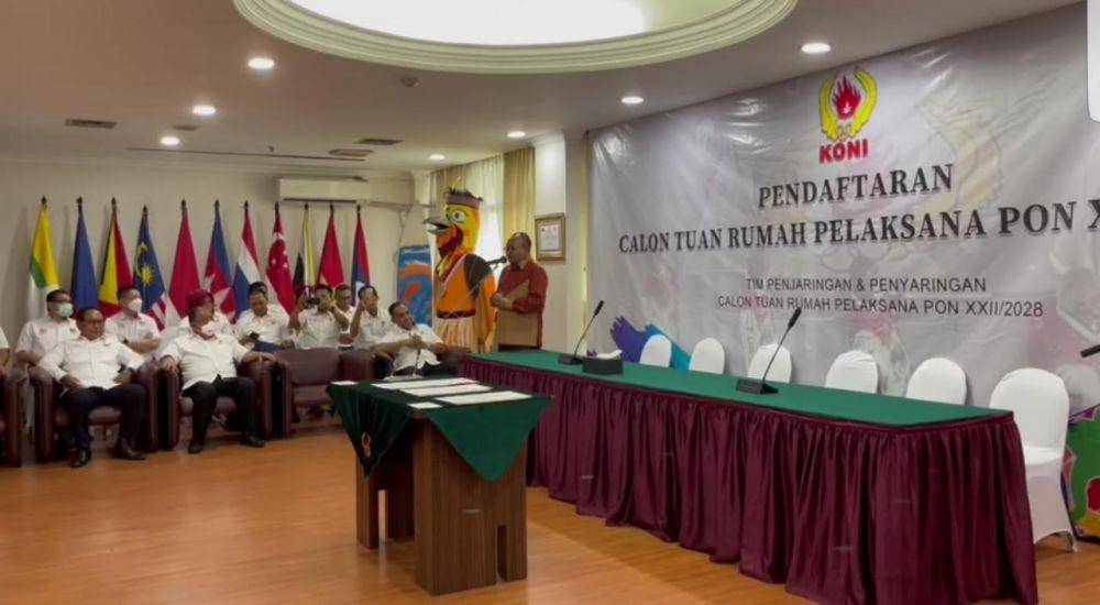 Sekda NTB Lalu Gita Ariadi saat penyerahan berkas persyaratan tuan rumah PON 2028. (Dok. Istimewa)