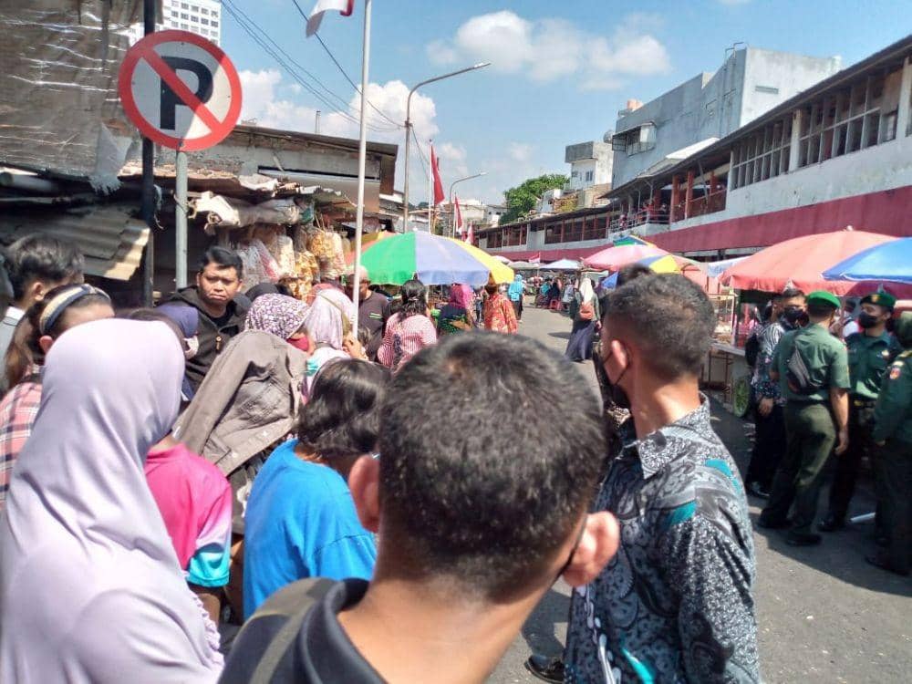Para pedagang dan warga memadati Pasar Peterongan Semarang saat menunggu kedatangan Presiden Jokowi. (IDN Times/bt)