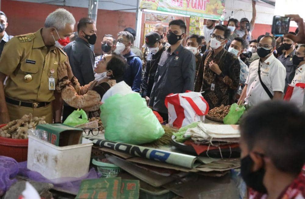 Gubernur Jateng Ganjar Pranowo saat mendampingi Presiden Jokowi di Pasar Peterongan Semarang. (Dok Humas Pemprov Jateng)