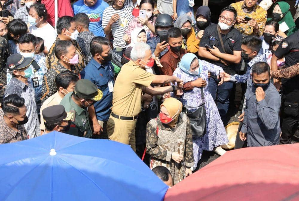 Gubernur Jateng Ganjar Pranowo membantu warga yang terjebak kerumunan di Pasar Peterongan Semarang. (Dok Humas Pemprov Jateng)