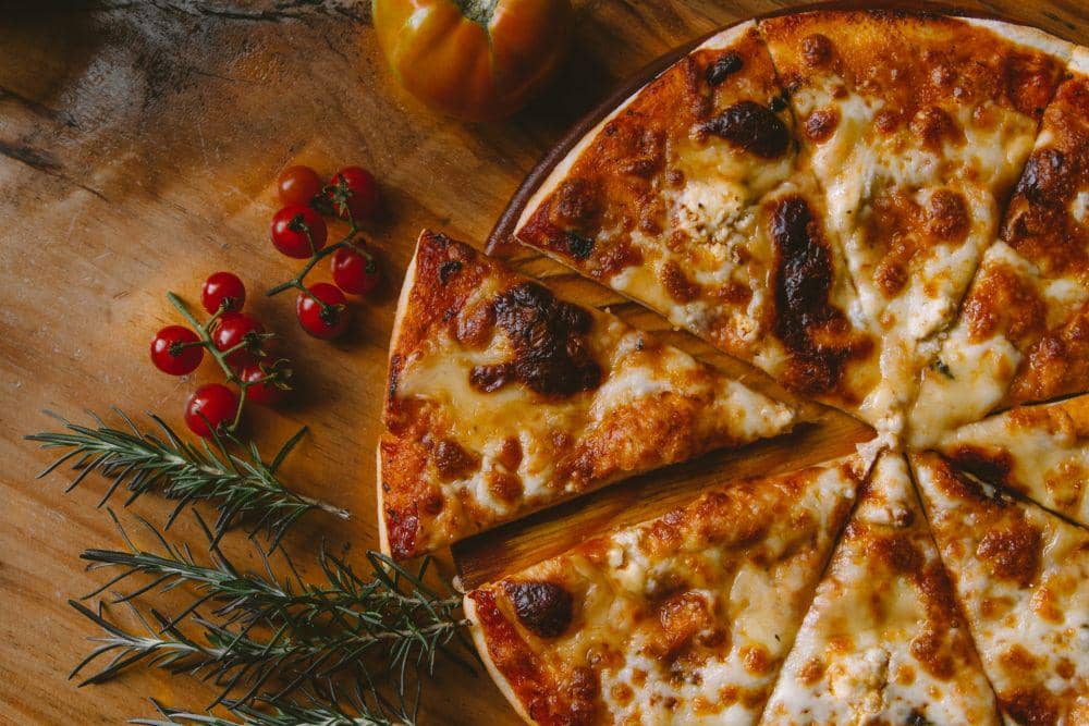 apizza (unsplash.com/Ivan Torres)