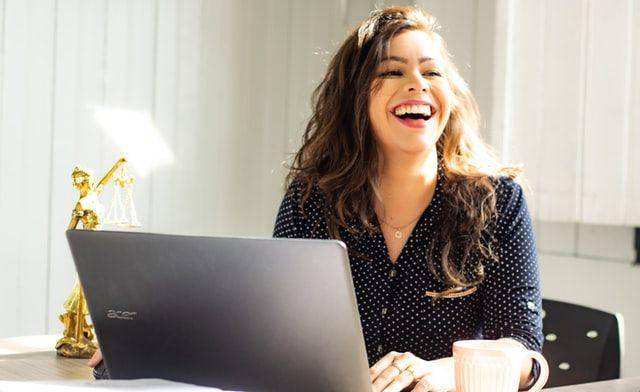 ilustrasi wanita tertawa (unsplash.com/Mateus Campos Felipe)