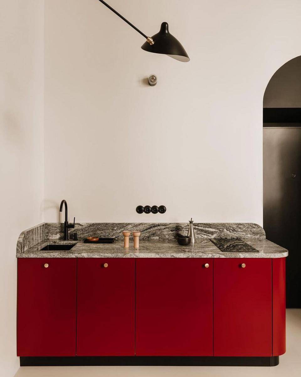 meja granit dan kabinet merah (instagram.com/mistovia)
