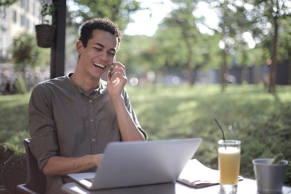 Cara mengembalikan mood wanita lewat chat dengan menjadi pendengar yang baik (pexels.com/olly)
