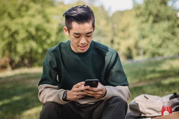 Cara mengembalikan mood wanita lewat chat dengan jangan slowres (pexels.com/armin-rimoldi)
