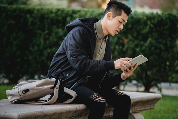 Cara mengembalikan mood wanita lewat chat dengan mencoba berempati (pexels.com/armin-rimoldi)