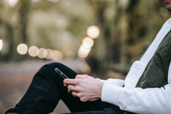 Cara mengembalikan mood wanita lewat chat dengan memberi sedikit ruang (pexels.com/katerina-holmes)