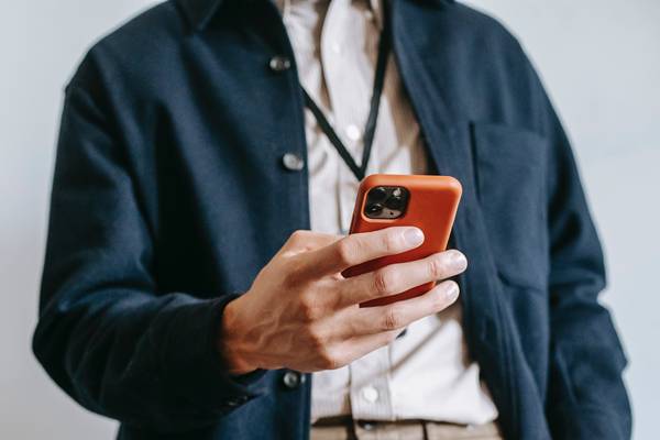 Cara mengembalikan mood wanita lewat chat dengan mengirimkan video lucu (pexels.com/zen-chung)