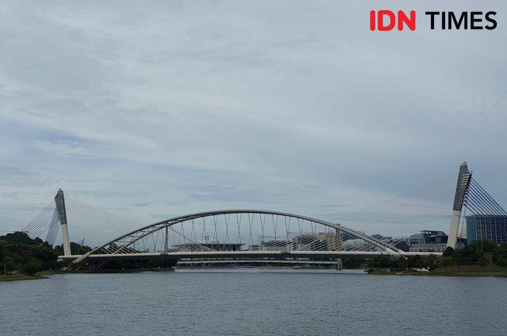 Jembatan di Putrajaya, Malaysia. (IDN Times/Umi Kalsum)
