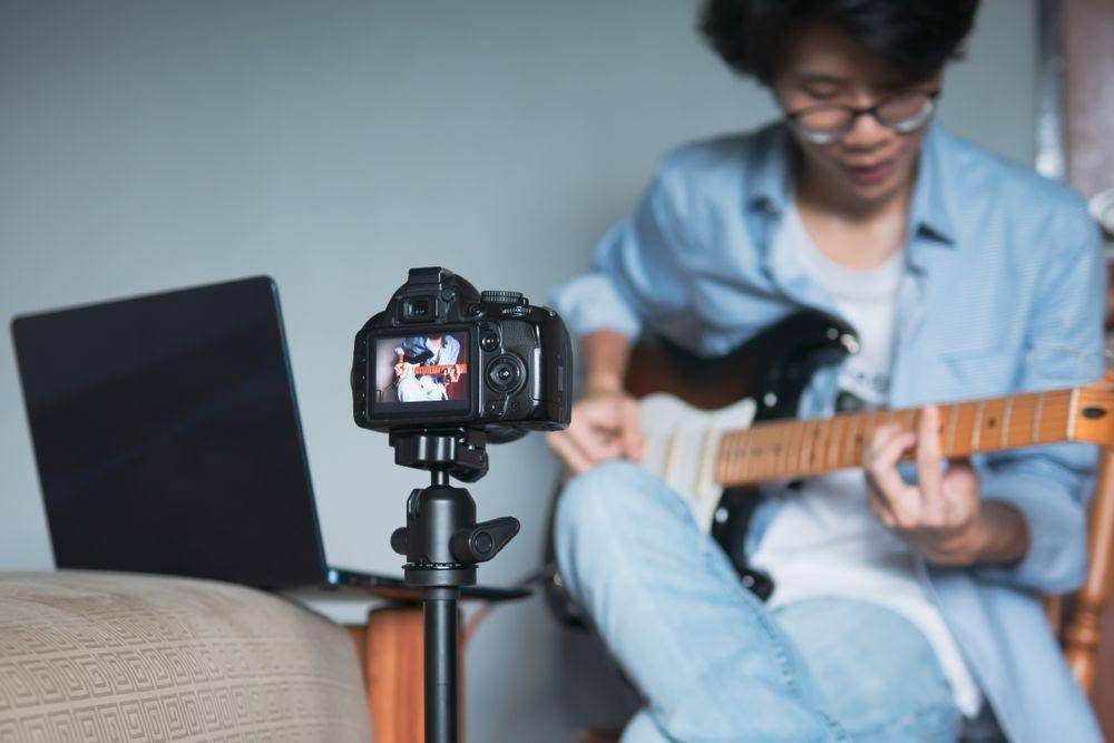 Ilustrasi seorang pria sedang bermain gitar. (ShutterStock/Wachiwit)