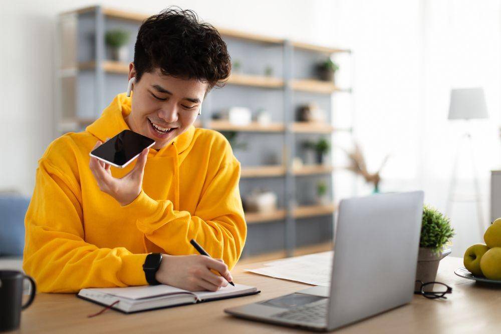 Ilustrasi seorang pria sedang bekerja. (ShutterStock/Prostock-studio)