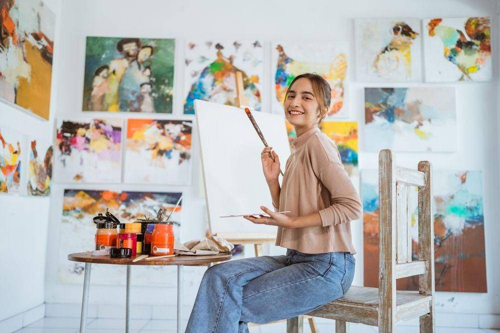 Ilustrasi seorang perempuan sedang melukis. (ShutterStock/OduaImages)