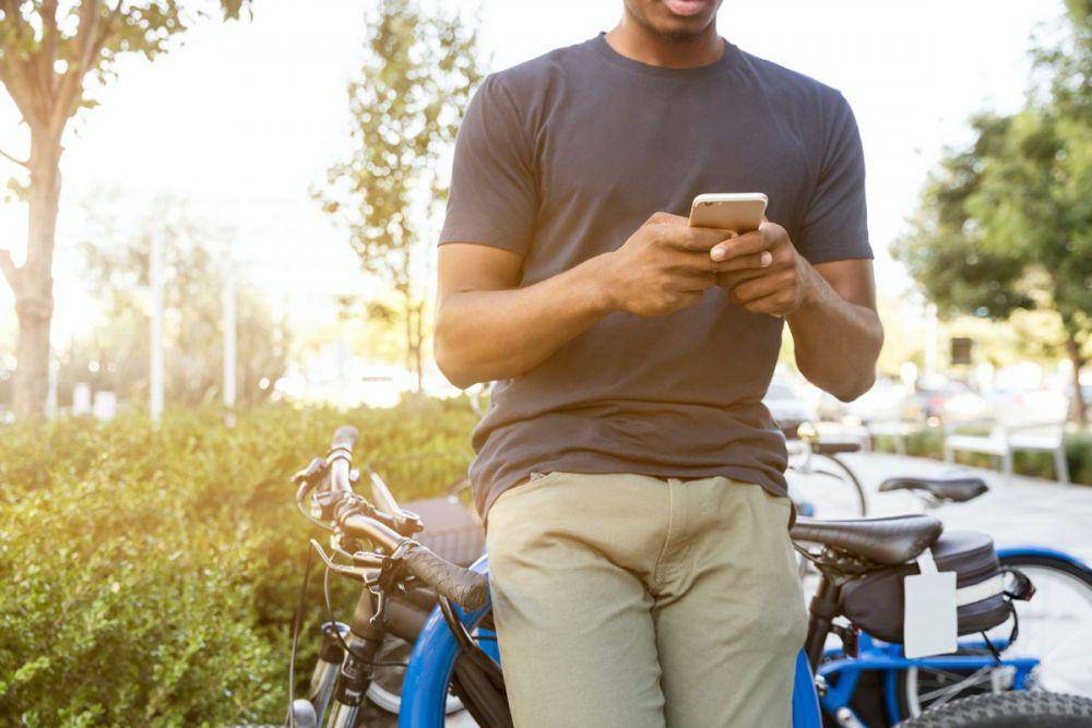 ilustrasi sedang mengirim SMS (unsplash.com/LinkedIn Sales Solutions)