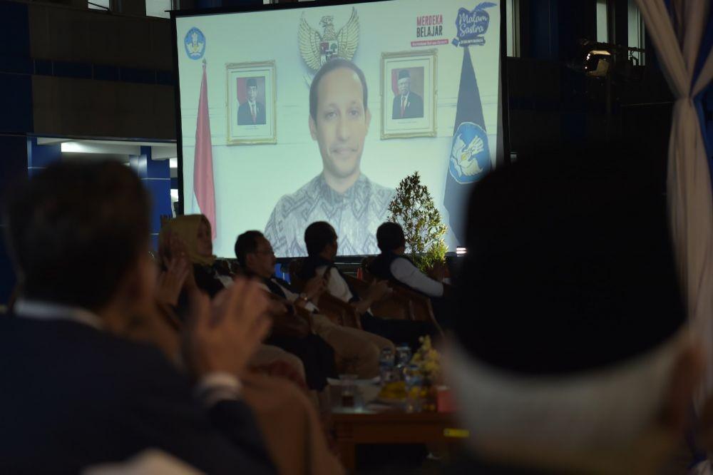 Menteri Pendidikan, Kebudayaan, Riset, dan Teknologi (Mendikbudristek), Nadiem Anwar Makarim memberi sambutan untuk acara peringatan Hari Sastra Indonesia ke-9 yang diselenggarakan Badan Pengembangan dan Pembinaan Bahasa (Badan Bahasa), Kementerian Pendidikan, Kebudayaan, Riset, dan Teknologi (Kemendikbudristek) pada “Malam Sastra di Badan Bahasa” tahun 2022 secara hibrida di Kantor Badan Bahasa, Rawamangun, Jakarta, pada Sabtu (2/7). (Dok. Badan Bahasa)