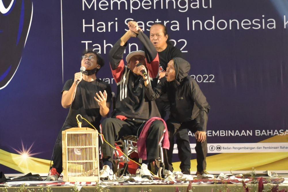 Pembacaan cerpen/monolog oleh Putu Wijaya yang berjudul “Merdeka” dalam acara peringatan Hari Sastra Indonesia ke-9 yang diselenggarakan Badan Pengembangan dan Pembinaan Bahasa (Badan Bahasa), Kementerian Pendidikan, Kebudayaan, Riset, dan Teknologi (Kemendikbudristek) pada “Malam Sastra di Badan Bahasa” tahun 2022 secara hibrida di Kantor Badan Bahasa, Rawamangun, Jakarta, pada Sabtu (2/7). (Dok. Badan Bahasa)