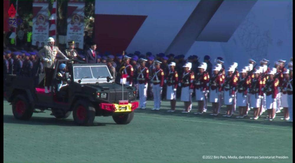 Presiden Jokowi menjadi inspektur upacara dalam peringatan Hari Ulang Tahun (HUT) Bhayangkara ke-76 di Semarang, Jawa Tengah (Youtube.com/Sekretariat Presiden)