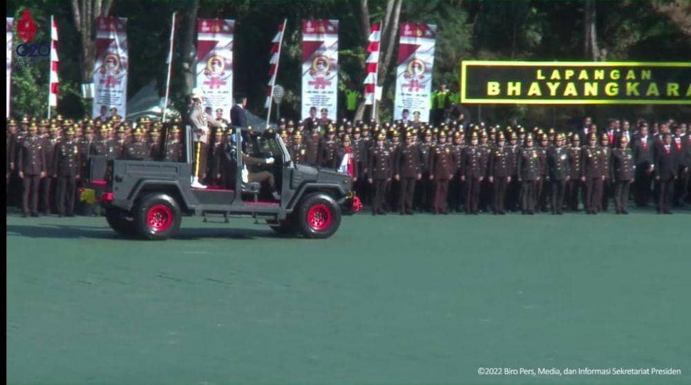 Presiden Jokowi menjadi inspektur upacara dalam peringatan Hari Ulang Tahun (HUT) Bhayangkara ke-76 di Semarang, Jawa Tengah (Youtube.com/Sekretariat Presiden)