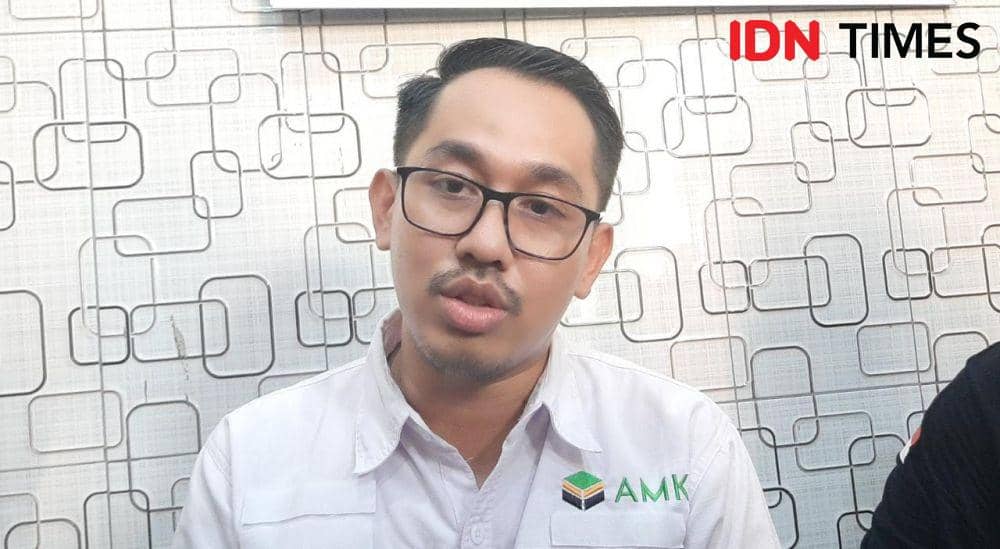 Muh. Nur Fajri, pengacara bocah 12 tahun yang meninggal usai dianiaya di KM Dharma Kencana 7 saat diwawancara wartawan, Selasa (5/7/2022). Dahrul Amri/IDN TImes Sulsel