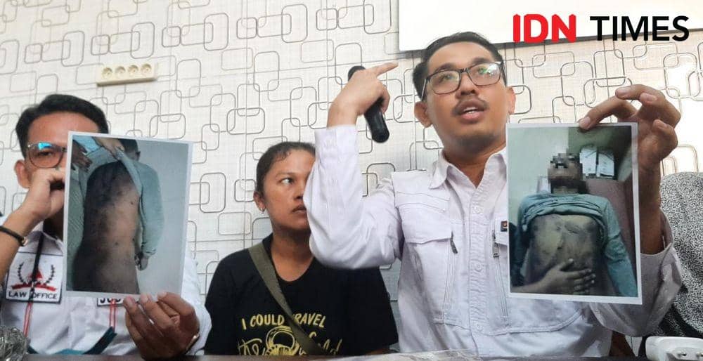Muh. Nur Fajri, pengacara bersama Ratnawati ibu bocah 12 yang dianiaya hingga tewas di KM Dharma Kencana 7 saat menunjukan foto korban, Selasa (5/7/2022). Dahrul Amri/IDN Times Sulsel