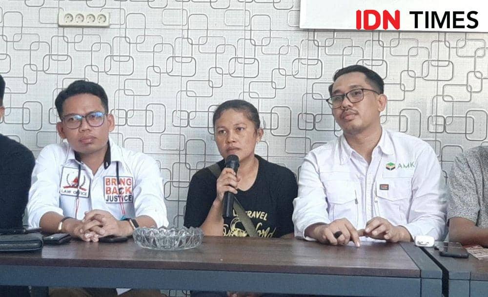 Ratnawati, ibu bocah 12 tahun yang dianiaya hingga meninggal di KM Dharma Kencana 7 saat menjelaskan kepada wartawan di Makassar, Selasa (5/7/2022). Dahrul Amri/IDN Times Sulsel