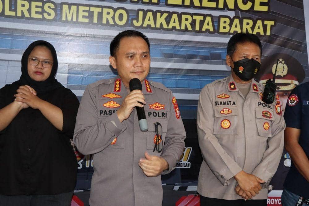 Polsek Kebon Jeruk Jakarta Barat meringkus dua orang tersangka kasus pornografi, lewat media sosial Manggolive. (dok. Humas Jakbar)