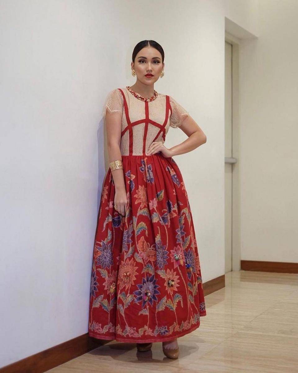 inspirasi batik kondangan ala Amanda Hartanto (instagram.com/amandahartantobatik)