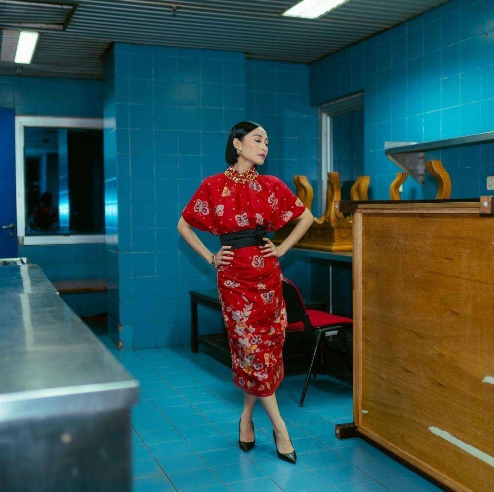 inspirasi batik kondangan ala Amanda Hartanto (instagram.com/amandahartantobatik)