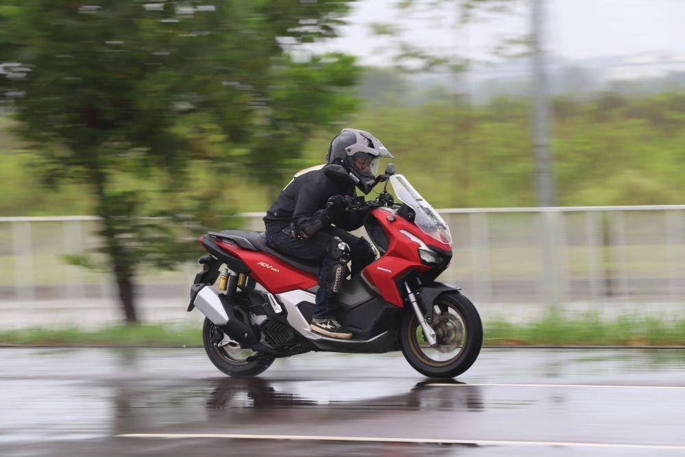 Mengetes akselerasi Honda ADV 160 (Dok. AHM)