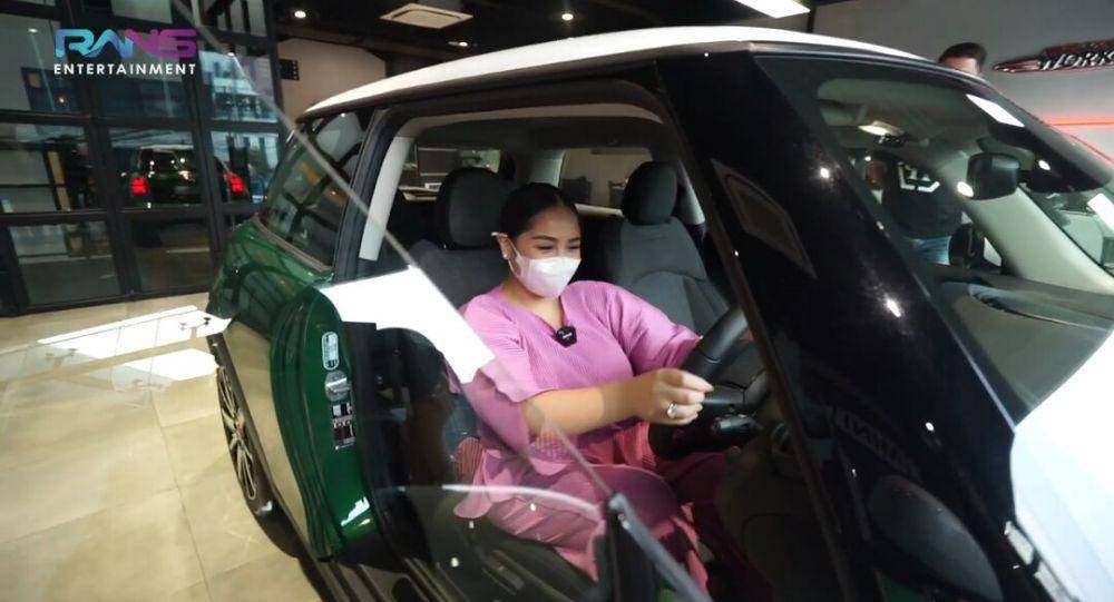 potret Nagita Slavina beli mobil baru (youtube.com/Rans Entertainment)