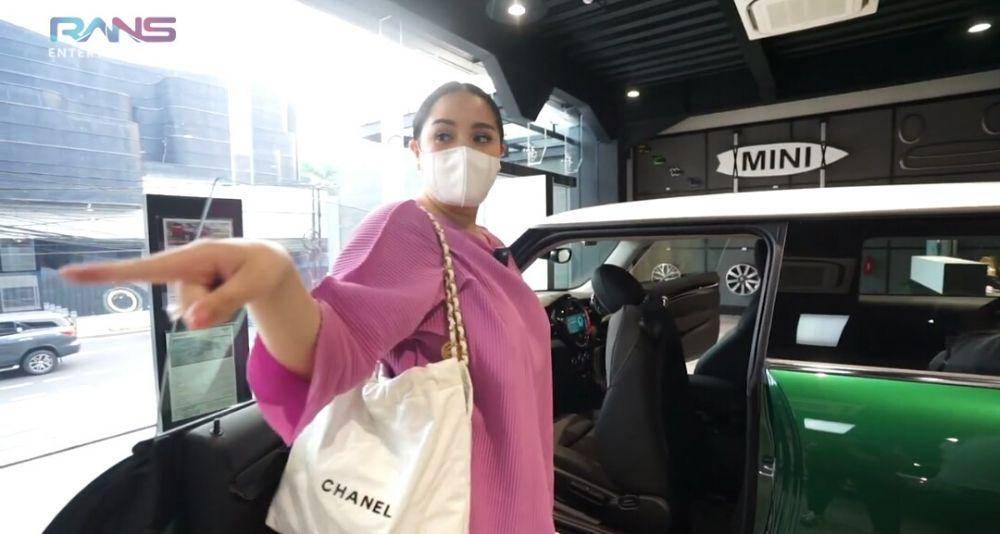 potret Nagita Slavina beli mobil baru (youtube.com/Rans Entertainment)