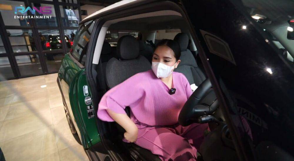 potret Nagita Slavina beli mobil baru (youtube.com/Rans Entertainment)