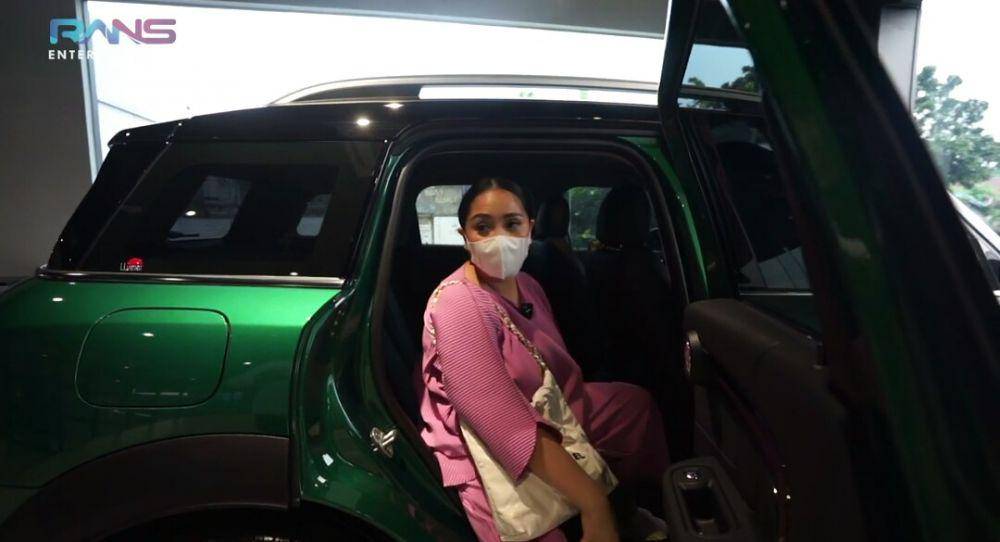 potret Nagita Slavina beli mobil baru (youtube.com/Rans Entertainment)