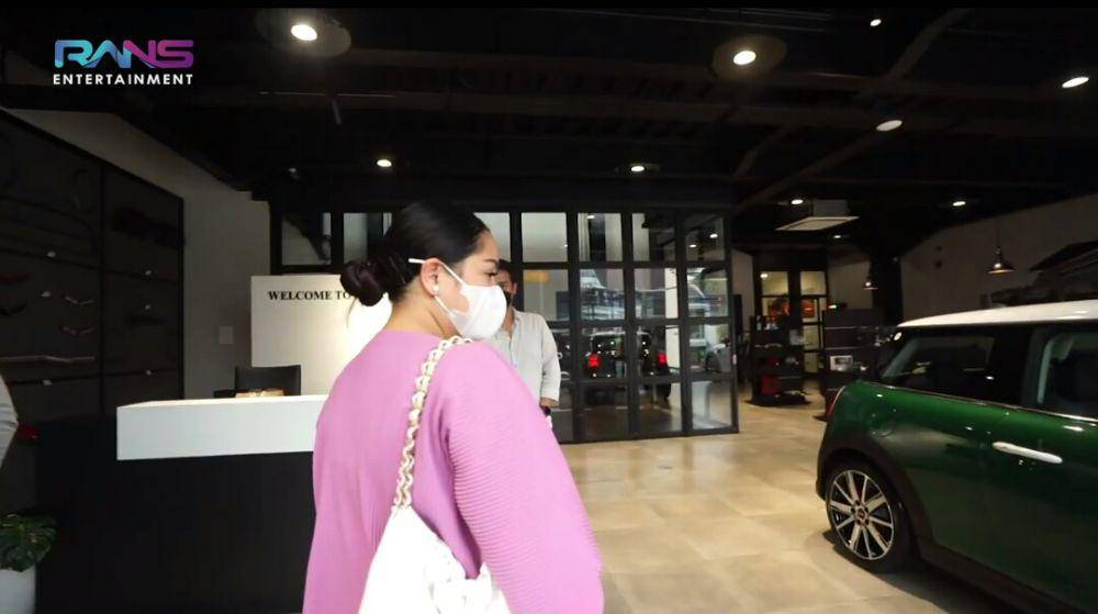 potret Nagita Slavina beli mobil baru (youtube.com/Rans Entertainment)