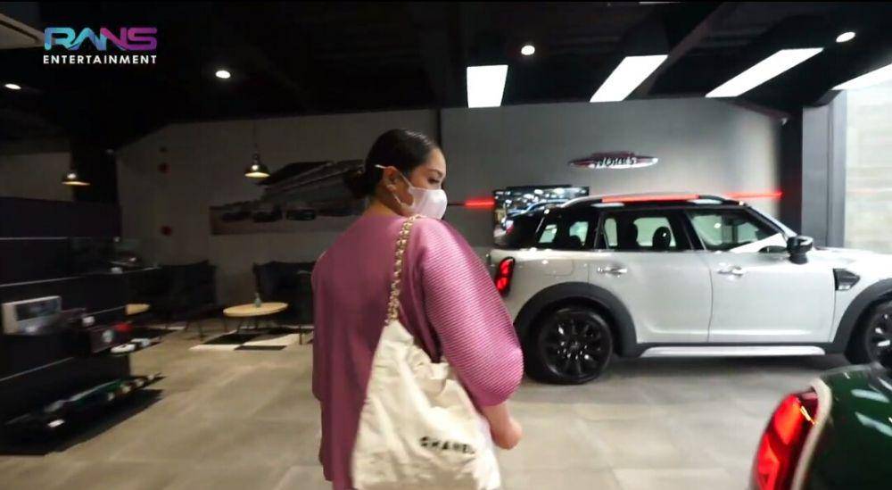potret Nagita Slavina beli mobil baru (youtube.com/Rans Entertainment)
